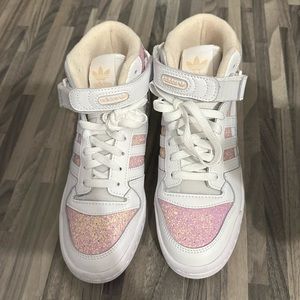 adidas Forum Mid Shoes in Cloud White / Cloud White / Bliss Orange Sneakers